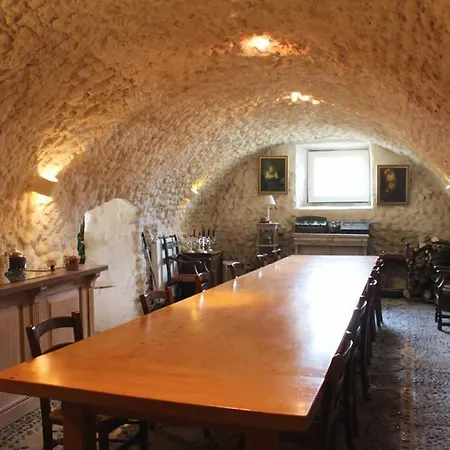 Le Vieux Castel Bed & Breakfast Roumoules